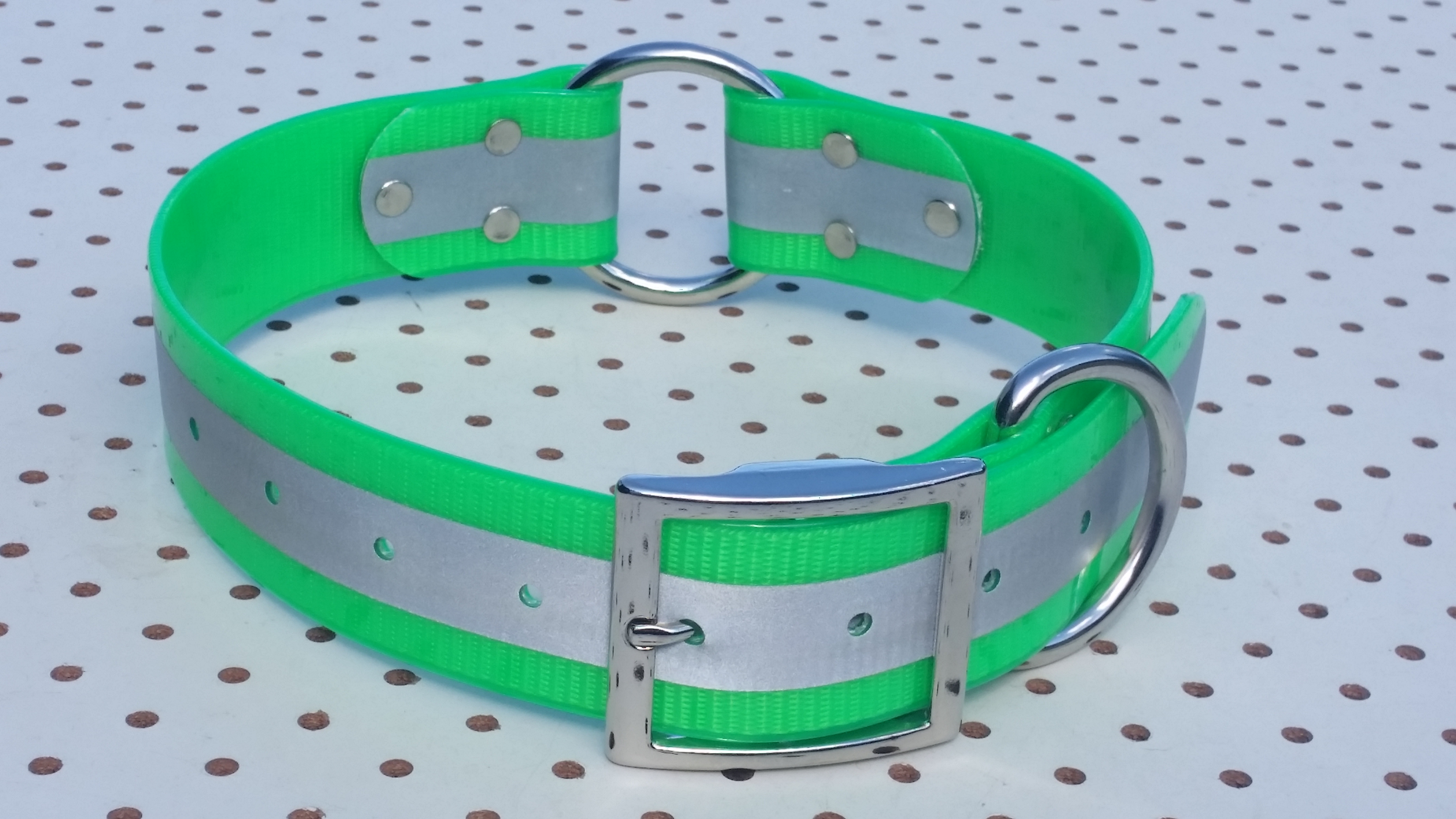 1 1/2″ Reflective ring in centre collars Green Collars N Stuff